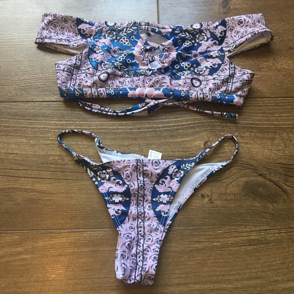 Off shoulder bikini